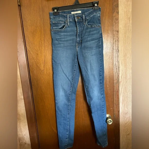 Levi's High Rise Skinny Jeans - Picture 12 of 12